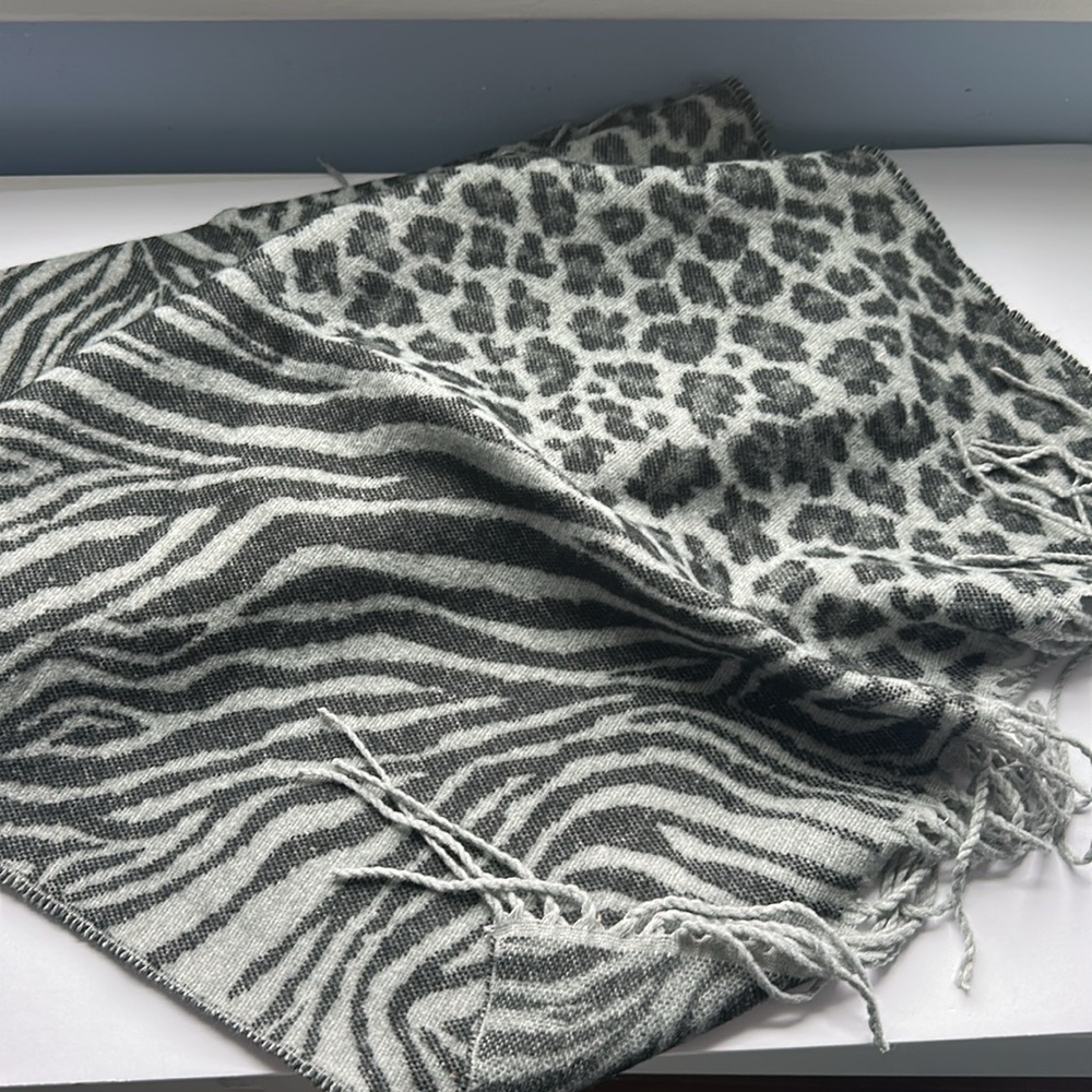 MICHAEL Michael Kors Women's Split-Animal-Print Scarf New - Picture 6 of 7